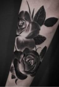 Намунаи tattoo Rose 10 гулҳои зебои ранги тасвири барҷаста бархостанд