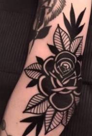 Musta ruusu kukka tatuointi malli