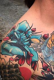 Модел на татуировка със синя роза на раменните бодли