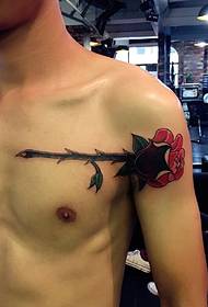 Personnalité garçon avec un motif de tatouage rose