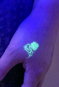 Bello modello di tatuaggio rosa fluorescente
