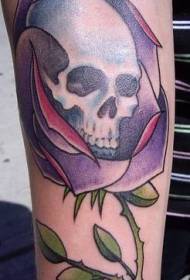 Rokas krāsas galvaskausa purpursarkanas rozes tetovējuma attēls