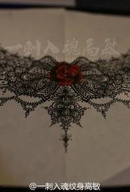 Slika tetovaže ruža prsnog koša ljubazno od Tattoo Show-a