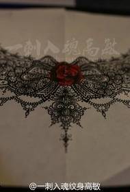 Immagine del tatuaggio con rose in pizzo sul petto per gentile concessione di Tattoo Show