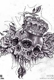 kaukolės rožių vainiko tatuiruotės rankraščio modelis