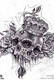 teschio con corona di rose tatuaggio modello manoscritto
