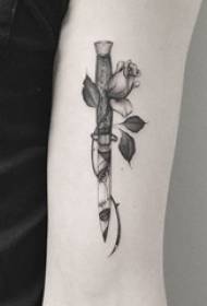Meisjesarm op de haha, prikkende eenvoudige lijnen, plantenbloemen en dolk tattoo-foto's