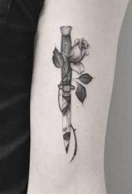 Flickans arm på haha, stickande enkla linjer, växtblommor och dolk tatueringsbilder