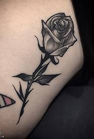 Patrón de tatuaxe de rosa real de espinas