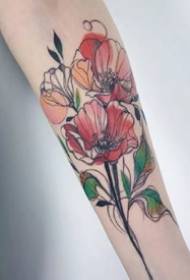 线条感不错的手臂腿部的花朵纹身图案