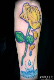 Profesionální tetování: obrázek žluté růže tetování