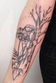 Mergaitės ranka ant juodo pilko eskizo taško erškėčių triuko kūrybinės literatūros gėlių ir šakų tatuiruotės paveikslėlis
