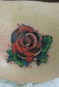 Piccolo e bellissimo modello di tatuaggio rosa addominale