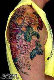 I-Arm rose tattoo iphethini