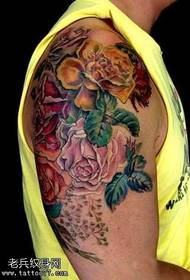 Arm rose tattoo patroon