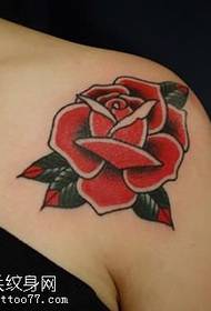 rožu tetovējuma raksts uz pleca