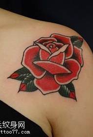 'n rose tattoo patroon op die skouer