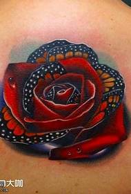 Modello di tatuaggio rosa in vita