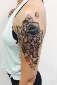 Bracciu di ragazza in schizzu neru schernu di grigio astronauta bella tatuazione di tatuaggi di fiori