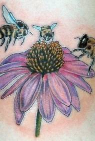 Flores roxas con tatuaxe de abeja