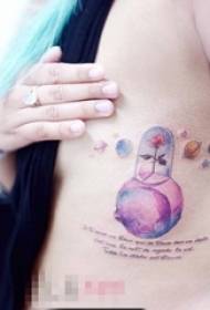 Vita laterale della ragazza dipinta pianeta sfumato e immagini di tatuaggi rosa