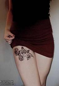 腿部黑玫瑰纹身图案