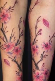 女孩的手臂畫水彩藝術美麗的花紋身圖片