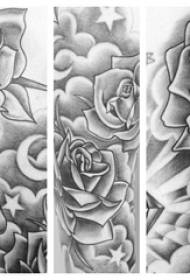 Manoscritto creativo del tatuaggio della rosa di tecnica di puntura nera del braccio della ragazza sullo schizzo