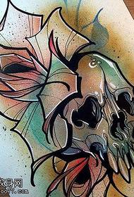 Un colorato manoscritto di tatuaggi a fiori di seta condiviso da tatuaggi