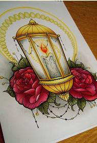 Elegante e bella immagine di modello di manoscritto del tatuaggio a lume di candela a lume di candela