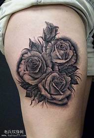 Красивая черная серая роза с татуировкой на ногах