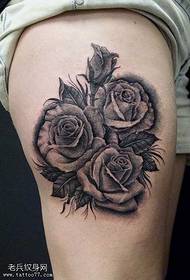 Bellissimo modello di tatuaggio rosa nero grigio sulle gambe