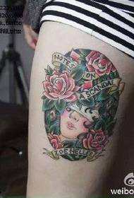 Motif de tatouage fleur rose cuisse