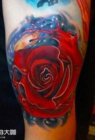 Bellissimo modello di tatuaggio rosa sulle gambe
