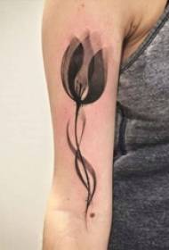 Braç de nena a l'esquena de punt negre gris tècnica espina tècnica bella tatuatge de flors