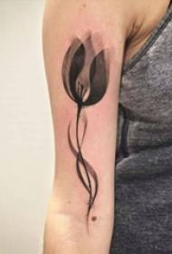 Bracciu di ragazza nantu à u puntu di schizzu neru puntu di tecnica spina bella stampa di tatuaggi di fioritura