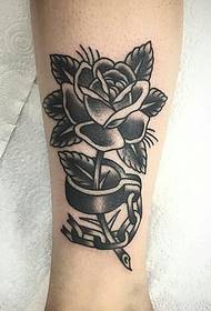 Maza rožu tetovējuma raksts