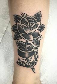 Modello tatuaggio rosa braccio piccolo