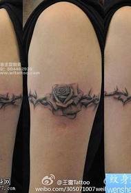 Arm rose tattoo patroon