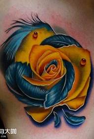 胸部黄玫瑰纹身图案