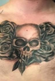Anak laki-laki dada pada tengkorak kreatif abu-abu hitam dan gambar tato mawar