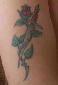 Durklas su rožių tatuiruotės modeliu
