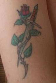 Dagger nrog rose tattoo tus qauv