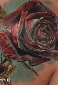 छाती गुलाब टैटू पैटर्न
