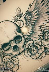 Izimpiko ze-Dragonfly rose iphethini yesandla se-tattoo