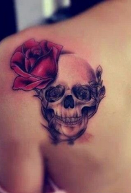 Scapula schedel tattoo foto