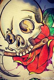 Kleur skedel rose tattoo manuskripfoto