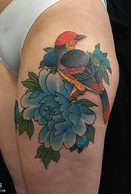 Stehno malované tetování růžový pták