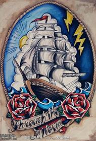 Foto del manoscritto del tatuaggio della rosa della barca a vela di colore della scuola