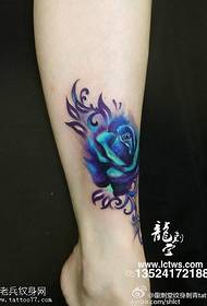 Sininen ruusu tatuointi nilkassa